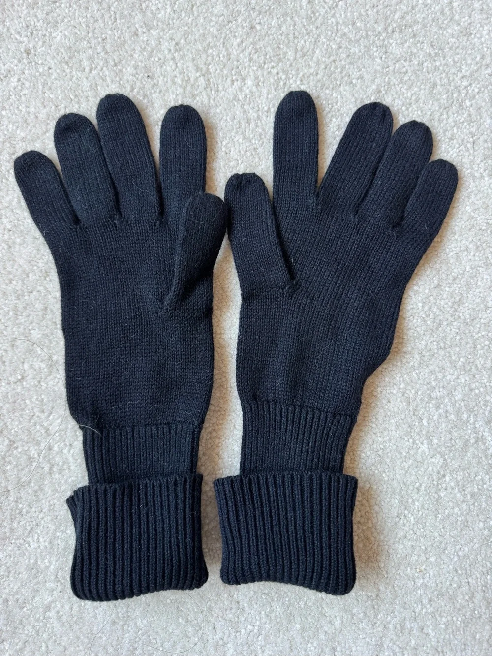 Black Knit Gloves with Embroidered 'G' Accent